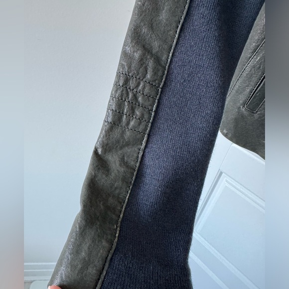 Black leather jacket, form fitting - Picture 5 of 6